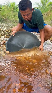 54K views · 616 reactions | Don't skive this video if you want to know how to find gold in rocky rivers #videoviralシ #howtofindgold #rocky #river #tutorial #unique #discovery #goldpanning #goldmining #golddiscovery #GoldProspecting #traditional #goldhunting #goldriver #goldnugget #GoldRush #goldmine #lookingforgold #puregold #gold | Nepri Andries | Facebook