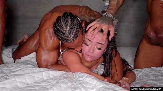 Double pénétration et éjac par 3 bbcs : Martina Smeraldi Little Maly, Jesus Reyes et Leo Santos