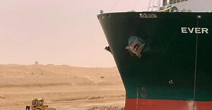Containerschiff blockiert Suezkanal