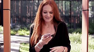 Young Pretty Woman Red Hair Texting: Stockvideos & Filmmaterial (100 % lizenzfrei) 1015680502 | Shutterstock