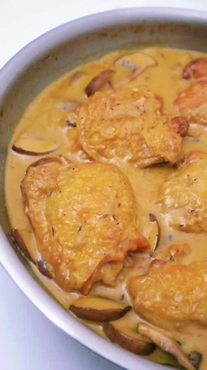 The original French comfort food, halfway between a sauté and a stew, simmered chicken with hearty vegetables in a rich, silky sauce. The dish relies on humble ingredients and is made in just a single pot.Ingredients : 6 skin-on chicken thighssalt to taste1 tablespoon vegetable oil2 cups thickly sliced fresh mushrooms1 cup diced onion2 cloves garlic, minced½ teaspoon freshly ground black pepperChilli powder2 teaspoons all-purpose flour1/2 tsp thyme1 cup chicken broth½ cup heavy cream#frenchrecei