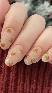 🎄💋A little mistletoe manicure might lead to a little mistletoe kiss. 🤭 Ya never know... it's worth a shot! Cleaning up the details from you stamp makes stamping manicures easily customizable. For this, you can use your scraper card or a piece of tape! This allows us to move the details of a full nail stamp and choose precise placement. Will you try this? 🥰 💅Products Used: Dotting Tools Festive Gradients (m400) nail stamping plate Sticky Base Coat | Maniology