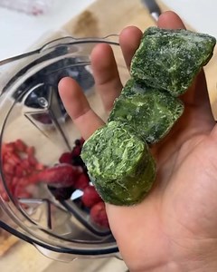 Try this awesome breakfast protein smoothie bowl ☺️👌🏽 Top it with your favourite things and you’re set 😎 | The Body Coach