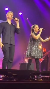 239K views · 1.2K reactions | Lucas Lima subiu ao palco do espetáculo de Sandy em Lisboa, na última sexta-feira (6). Juntos, eles interpretaram a música “Tudo Teu” e realizaram sua primeira performance conjunta desde o anúncio da separação, feito na semana passada. Mesmo após a separação, o ex-casal continua firme nos planos para a turnê “Eurotour” e ainda fará apresentações em Porto, Dublin e Londres. Incríveis 﫶 : @robson.bta | O Segredo Notícias | Facebook