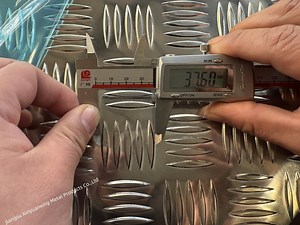 [Hot Item] Export 201 304 316 904 Stainless Steel Grid Plate Diamond Plate Elevator Workshop Staircase Grid Stainless Steel Patterned Plate