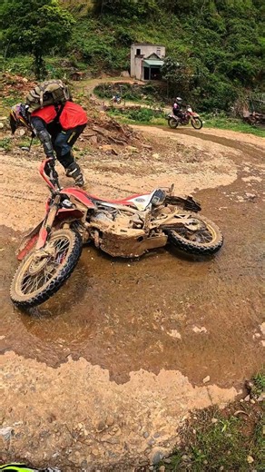 Watch out the wet corner 😂🏍️🇻🇳🏔️ 📌 North Vietnam ——————— 𝐕𝐈𝐄𝐓𝐍𝐀𝐌𝐁𝐈𝐊𝐄𝐑𝐒 𝐓𝐎𝐔𝐑𝐒 🔗 https://vietnammotorcycletours.com 📞 Speak to Alan and the crew 84985333066 #vietnambikers #vietnammotorbiketours #adventure #adventure #CRF300L #dirtbikes #enduro | 𝐕𝐢𝐞𝐭𝐧𝐚𝐦 𝐌𝐨𝐭𝐨𝐫𝐜𝐲𝐜𝐥𝐞 𝐓𝐨𝐮𝐫𝐬