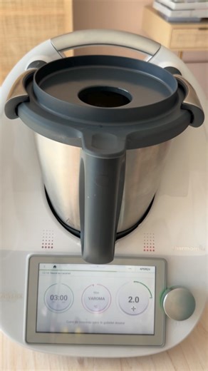 Ne ratez plus JAMAIS votre caramel grâce au TM6 🤩 Et surtout, ne faites rien ! Il va tout gérer tout seul… c’est pas beau ça ? 😜 Et bien sûr… ce n’est qu’une infime parti des choses qu’il peut faire pour vous (je vois déjà les commentaires bébêtes disant « si cher pour juste faire du caramel 😆 next!) 𝗧𝘂 𝗻’𝗮𝘀 𝗽𝗮𝘀 𝗲𝗻𝗰𝗼𝗿𝗲 𝗹𝗲 𝗧𝗠𝟲? 𝗘𝗻 𝗷𝘂𝗶𝗻 𝗰𝗵𝗼𝗶𝘀𝗶 𝗲𝗻𝘁𝗿𝗲 𝗹𝗲 𝗻𝗼𝗶𝗿 𝗼𝘂 𝗹𝗲 𝗯𝗹𝗮𝗻𝗰 𝗲𝘁 𝗲𝗻 𝗽𝗹𝘂𝘀 𝗼𝗻 𝘁’𝗼𝗳𝗳𝗿𝗲 𝟮𝟱𝟬€ 𝗱𝗲 𝗰𝗮𝗱𝗲𝗮𝘂𝘅 🎁 𝗮𝘂 𝗰