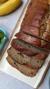 The simplest one-bowl, no-fuss, no-mess food processor banana bread 🍌 Whip one up (literally 😂) this weekend and it will give back all week. This is just one of the recipes inside The Lunchbox Tribe, where we’re sharing all of our nutritional advice, meal prep hacks, organisational systems and strategies, tips and inspiration to make lunchboxing simple this year. Comment ‘TRIBE’ or drop us an 🍏 for all the details to join. We can’t wait to see you in there! | one handed cooks