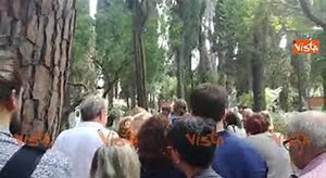 Funerali Camilleri, lunga fila al Cimitero acattolico per l'ultimo saluto allo scrittore