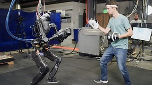 Хлопець вирішив побоксувати із роботом, подивіться що з цього вийшло