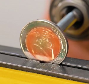 Simple coin turning inti stylish goldfish pendant! | 5-Minute Crafts