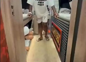 Speed ​​quedó loco después de darse cuenta de que un fan había estado viviendo en su autobús de gira durante 18 días seguidos 😭💔