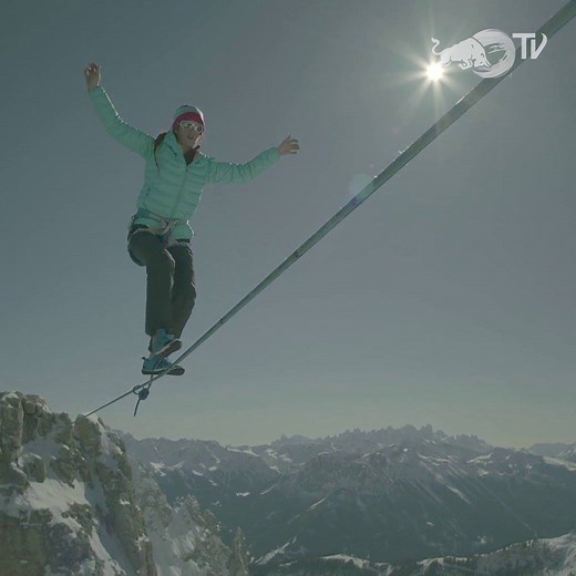 Highlining 50 m over a 2800 m drop, now that takes nerves of steel 😳👊👏 Hayley Ashburn pushes her limits over the breathtaking views of the Dolomites, Italy | Red Bull Adventure