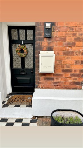 Our ‘Oxford’ wall mounted post box looking amazing on the home of @boho_home_ 😍 Check out her gorgeous interiors too! We are loving the cute door wreath and mat to complement our French cream post box. 🤍 Looking to update your post box from drab to fab, we have a vast collection to suit a variety of tastes. 💌📭 🔎 CNSR041 Gifted|collab #bcmw #blackcountrymetalworks #postbox #post #mailbox #frenchcream #creampostbox #exterior #homeandgarden #homereno #homeimprovement #diy #wallmountedpostbox #
