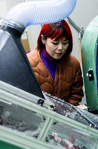 藤原しおりと考えるサステナブルファッション、ユニクロのリサイクルダウンジャケットができるまで【前編】