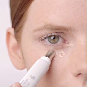 Phyto-Cernes Éclat enmascara instantáneamente las ojeras y las zonas oscurecidas, reduce las bolsas y los signos de fatiga, alisa visiblemente las arrugas y las líneas de expresión y realza la belleza del contorno de los ojos. Descubrir: https://tinyurl.com/3r2efctt | Sisley Paris