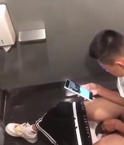 Asian twink rubs one out in toilet cubicle