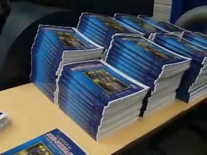 Vidéo sur la reliure en dos carré collé, pour la fabrication de livres.