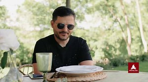 Vara aceasta Liviu Varciu te invata cum sa gatesti pe plita OFYR, direct in gradina din spatele casei ☘👨‍🍳: fara stress, fara sa te afumi, fara a avea nevoie de curent, de butelie cu gaz sau alte accesorii! In plus, forma rotunda si moderna aduna prietenii in jurul vetrei de foc, iar distractia e pe cinste [cu mancare delicioasa inclusa 😋] Gratarele OFYR cu plita le gasesti aici: https://www.pefoc.ro/produse/search?name=gratar ofyr | PEFOC.ro