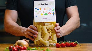 A flavorful Italian pasta dish featuring large, tube-shaped paccheri noodles tossed with tender sardines, aromatic fennel, tomatoes, olive oil, and a hint of garlic. | Cheat.mt
