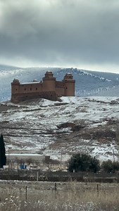 ❄️👑 El Castillo de La Calahorra nevado en Reyes ✨👑❄️ Día de Reyes bajo la nieve: La Calahorra mágica 🎄Regalo de Sus majestades los Reyes Magos 🫅🏿 🤴🏼 👑 de Oriente a esta bella tierra y Castillo Parece un cuento, pero es real. El Castillo de La Calahorra cubierto de nieve en el Día de Reyes, una estampa mágica en plena Sierra Nevada ❄️🏰 Momentos que solo la naturaleza y la historia saben regalar. ¿Tú también lo verías en bucle? 👀✨ #LaCalahorra #CastilloDeLaCalahorra #SierraNevada #DíaDeR