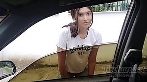 Je rencontre ma voisine dans la rue et la raccompagne, fin inattendue.