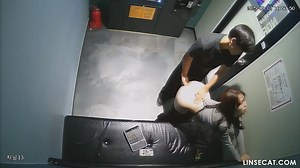 Ngày 13 tháng 9 năm 2025, cuối cùng anh ta đã đưa dương vật vào âm đạo của cô, chính thức mất đi trinh tiết. Trước khi quan hệ, cô kiểm tra máy tính của chủ cửa hàng xem camera có bật không. Sau đó, họ cẩn thận kiểm tra bao cao su chứa đầy tinh dịch. [Camera IP Karaoke Hàn Quốc bị hack] [Video độc quyền]