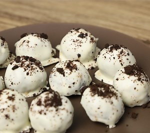 27K views · 245 reactions | Easy Homemade Oreo Balls Recipe ( No Bake Dessert ) - Oreo Cookies Truffles. A Simple and No Bake Dessert with 4 Ingredients Only. Ingredients: 20 pieces Oreo Cookies 3 Tbsp Chocolate Spread 3-4 Tbsp Milk 150 grams White Chocolate 1- 2 Pieces Oreo Cookies (crushed) granish #Oreoballs #Oreocookies #truffles | FriendCheap Menu | Facebook