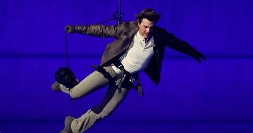 Tom Cruise nhảy từ nóc nhà cao 42 m xuống lễ bế mạc Olympic Paris