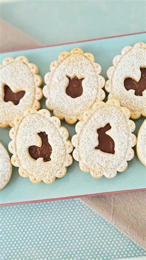 Easter Linzer cookies filled with Nutella ❤️ Cutters Recipe for these delicious & crunchy no-spread cookies available in our shops #linzercookies #eastercookies #eastertreats #nutellacookies #keksedekorieren #nutellalovers #paaskoekjes #bakingwithkids #bakingfun #3dcookiecuttershop | 3D Cookie Cutter Shop - De Koekenbakkers