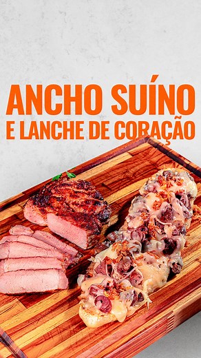 😋 Ancho Suíno com Manteiga de Garrafa na Baguete cheia de Coraçãozinho 🛒 Essa receita foi feita com: - Ancho Suíno - Coração de Frango ⤵️ INGREDIENTES - 400 g de Coração com Ervas Finas Swift Grill - 1 kg de Ancho Suíno ao Chimichurri Swift Grill - ½ xícara (chá) de manteiga de garrafa - 440 g de Pão Italiano tipo Baguete Swift - Molho de Alho Cremoso Defumado Swift a gosto - 1 xícara de (chá) de queijo muçarela ralada - Orégano Swift a gosto - Cebola Crispy Swift a gosto ⤵️ MODO DE PREPARO 1.