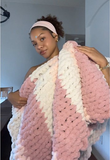 How to Make a Finger Knitting Blanket Step by Step