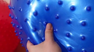 Soulchen 2 Pcs 25 Inch Sensory Exercise Yoga Ball Giant Large Bouncy Spiky Massage Stress Balls with Pump Inflatable Rubber Knobby Kickball for Yoga Sensory Outdoor Beach Play Gym