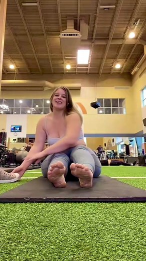 Butt walks for hip mobility 🍑😌 #buttwalk #mobilitytraining #rebensdork #gymtok #fittok #fitmom #soles #hipmobility #gym #fitness #fitgirl