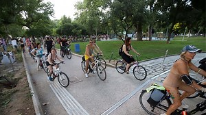 Nude cyclists take part in World Naked Bike Ride in Thessaloniki (video-photos) - ProtoThema English