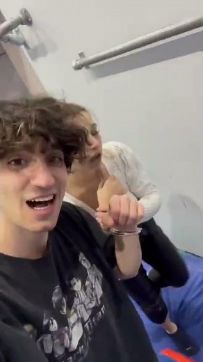 Frontflip in Handschellen?! 😳 24h gefesselt …