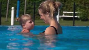 5.7K views · 22 reactions | Čas je za Tekovadbo! Bližajo se počitnice in dopusti, naši najmlajši pa se že gotovo veselijo čofotanja v morju in bazenih  Urban Praprotnik v tokratnem videu z vami deli nasvete, kako vašim najmlajšim pomagati, da bodo zaplavali kot ribice in se ob tem tudi zabavali.  Kako pa ste vaše najmlajše učili plavati vi?  | Mercator | Facebook