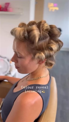 Bright & Blended 🌟✨ “Could with a root smudge and toner using @milkshakehairuk. Finished with a pin curl blowdry for that extra bounce!” 💁🏼‍♀️🩷 🎥 @hairbyhannahkatedroitwich #milkshakehairuk #milkshakehaircare #blonde #bouncyblowdry #toner | Milk Shake Hair UK