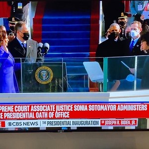 49K views · 5.1K reactions | History in the making!!! The First Latina supreme court justice Sonia Sotomayor swearing in the first female and first African American/Indian Vice President of the United States / momento histórico cuando la primera magistrada de la Corte Suprema hispana, Sonia Sotomayor juramenta a la primera mujer vicepresidente. | Maria Elena Salinas | Facebook