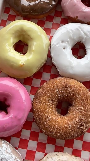 Donut dealers 😎🍩🩷 #highlandsranchco #highlandsranchcolorado #greenwoodvillagecolorado #greenwoodvillageco #denverdonuts #denverdessert #denvereatsntreats #denverfoodies #denverfoodscene #southdenver #southmetrodenver | Desert Donuts Denver