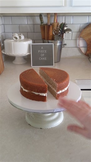 How to cut an oval cake from an 8 inch cake tier #rockwalltx #homebakery #caketutorial #cakedecorating #cakereels | A Piece of Cake