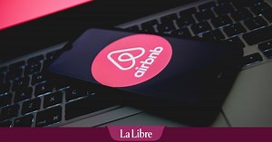 Deux jeunes femmes filmées par une caméra cachée dans la douche d'un Airbnb