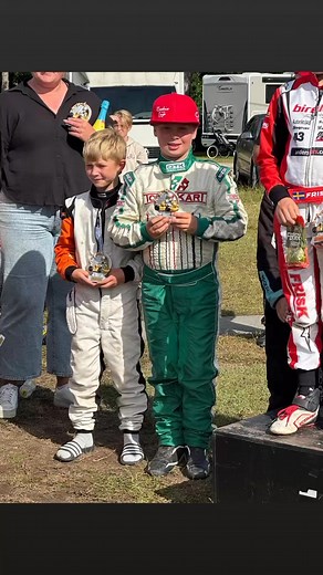 GUTE MK GOTLAND VISBYRegn sista dagen på lägret när vi skulle testa motorer inför tävlingen på lördagen så det gav inte så mycket.Tidskörningen på lördagen börja på sämsta tänka bara vis, en motor som inte alls går och kedjan hoppa på första varvet och Charlie får bryta.Till heat 1 byter vi motor och den levererar @menanderracing 💪Heat 1 P13-P5 Heat 2 P5-P5Till heat 3 drevar vi lite annorlunda och det gör att Charlie hänger med bättre.Heat 3 P5-P4I Finalen startar Charlie från P5, kommer iväg s