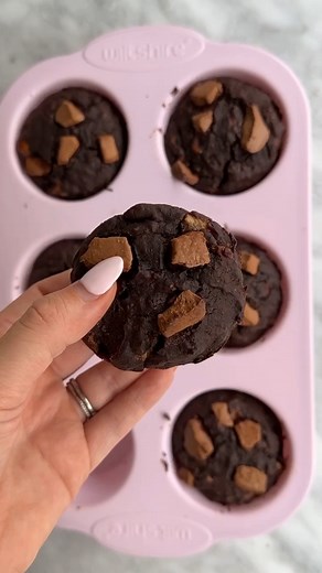 📌 SAVE these choc banana muffins 🍌 They are the perfect family-friendly snack and are super yummy! This recipe includes Rich Chocolate Gutright powder so you’re not only getting a delicious fudgy chocolate treat but you’re also giving your guts the extra loving that they deserve 🤎 make sure to dig in whilst they are still warm to enjoy the gooey melted choc pieces 🤤 hope you enjoy these! 🍫🍌 Choc banana muffins makes 6 large muffins or 10-12 small muffins 3 overripe bananas, mashed 1 egg, w