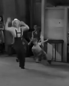 Quasi novanta anni dopo, gli incredibili passi di danza di June Preisser continuano a sorprendere. Il suo talento è rimasto immortalato per sempre in questo film. | Alleluia