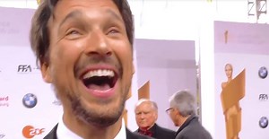 Erotik-Offensive beim Deutschen Filmpreis: DIESE Sex-Frage unserer Reporterin bringt Florian David Fitz vollkommen aus der Fassung :O 🍆 | Gala