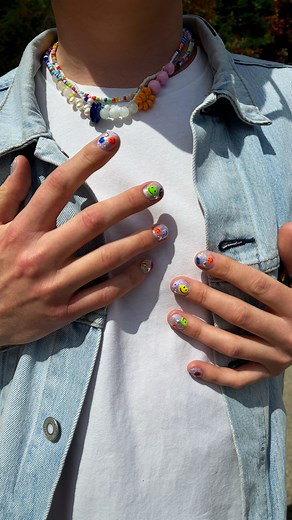 37K views · 21 reactions | Zobaczcie tutorial na najbardziej kolorowe pazy z użyciem 489 Proud Rainbow!  Ten kolor przypomina, że każdy powinien być dumny z tego, kim jest. Pokażcie światu swój brokatowy manicure (i nie tylko ) z pełną dumą i tęczową poświatą. 朗 ❤️ 231 Girl On Fire  447 Loco Lime  171 Porto Marine  156 Racing Cas 李 424 Orange Euphoria 勇 489 Proud Rainbow | Semilac | Facebook