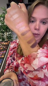 Test gratis minerale foundation! Bestel een testerset 😍 De basis • Refreshing primer • Concealer pink & banana • Foudation 3 Neutral • Bronzer Natural Tan • Setting powder Natural De wenkbrauwen: Stylo 32 Nude brow De lippen: Glow Balm Musthave De ogen: • Pressed eyeshadow Cheesecake, Bite me, Next Chapter, Cranberry, Tan, Chai • Stylo 61 Lavender • Lash’merizing trio mascara Het palette: Cheesecake, Bite me, Next Chapter, Maui, Chai, Clueless, Tan, Cranberry, Payback | L'OYÉ Cosmetics