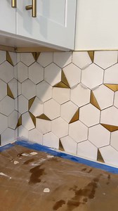 Installation of tiles on a kitchen backsplash, continuing a corner of the same tile to make it appear as one complete piece in a single turn | Eliberto Funes