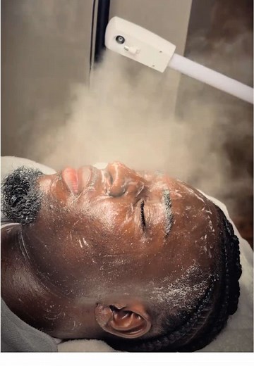 Skin Ayiti Clinique dermatologique située à Pétion-Ville Pour tous vos problèmes de peau, acné, taches, allergies, chute de cheveux et soins esthétiques, faites confiance à une équipe professionnelle attentive à vos besoins. -Consultations dermatologiques -Soins esthétiques & facials -Traitements adaptés à chaque type de peau @dr.edouard_skinayiti